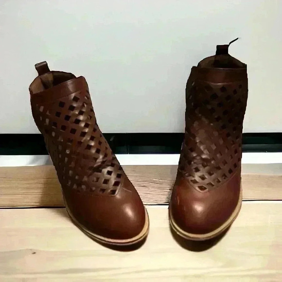 JC Women's Size 6.5 Brown Cut-Out Slip-On Booties. Excellent Condition. - Picture 3 of 3